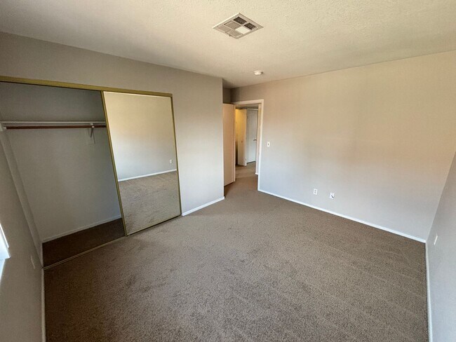 Building Photo - Beautiful 2BED/2BATH Condo near The Lakes