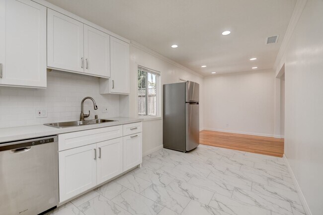 Building Photo - 3 Bedroom House in the Heart of Pacific Be...