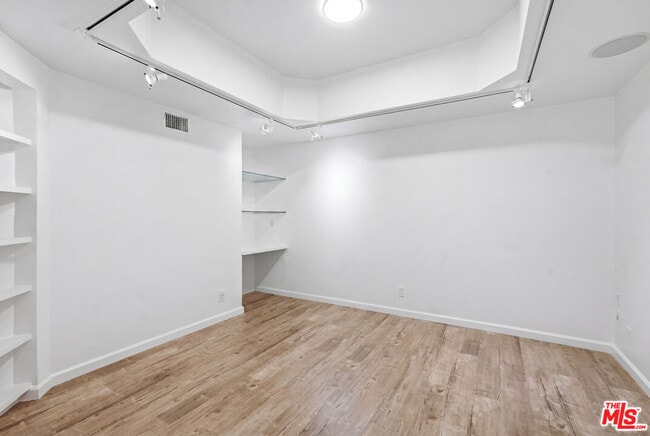 Building Photo - 1557 S Beverly Glen Blvd