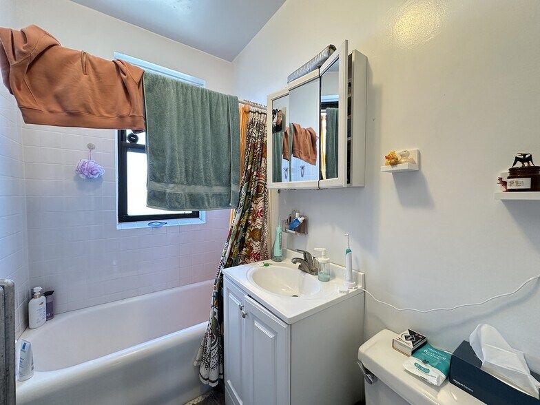 Building Photo - 1911 W Larchmont Ave