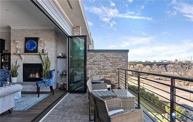 Building Photo - 444 W 6th St