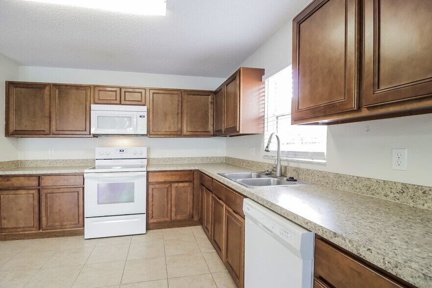 Building Photo - 3137 Holland Dr