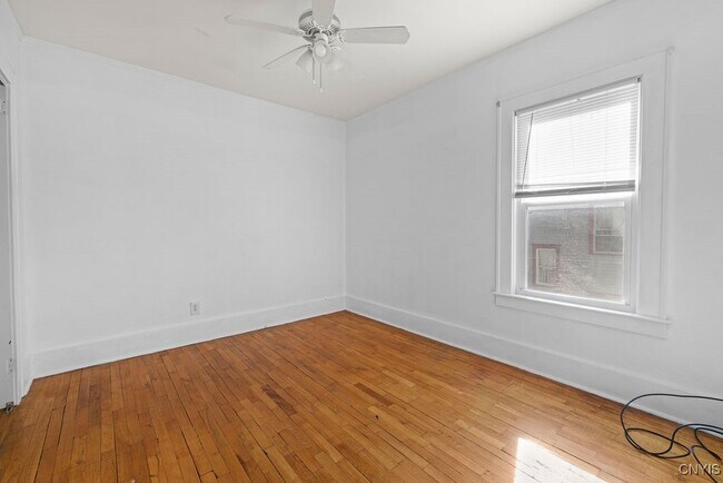 Building Photo - 403 Valley Dr