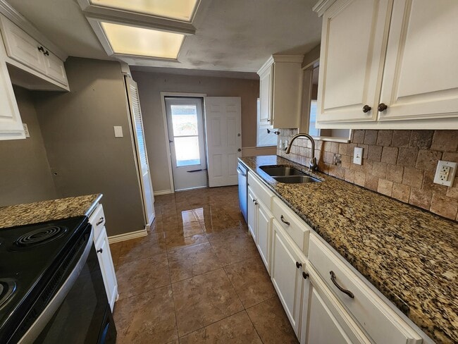 Building Photo - 2210 Newcastle Dr