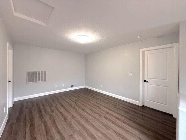 Building Photo - 4 bed, 2.5 bath duplex unit w/2 car garage