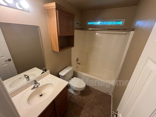 Building Photo - 2810 Wildwood Dr