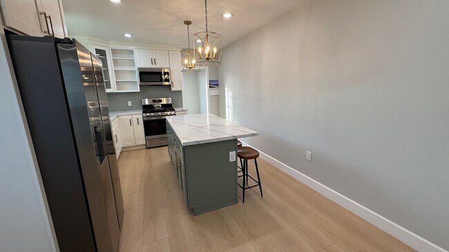 Building Photo - EPIC REA: Charming 2 Bed/ 1 Bath Home in O...