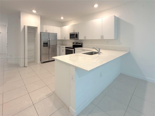 Building Photo - 1060 SE 26th Ter