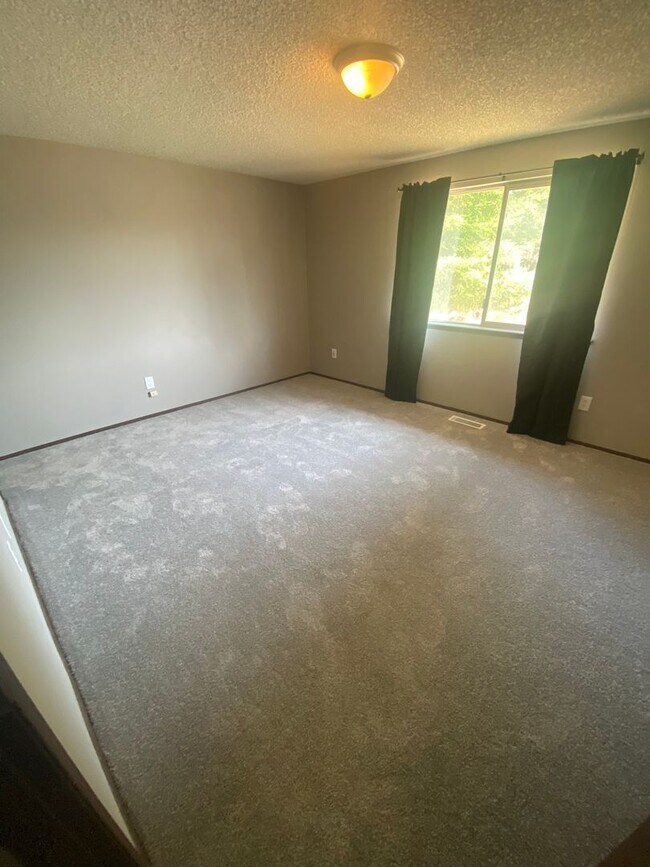Building Photo - 3 Bed Room 1.75 Bath , New Floor Covering , New Interior Paint