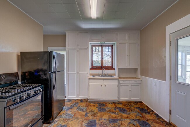 Building Photo - 427 Vernal Ave