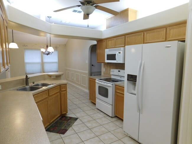 Building Photo - Spacous Southside Split Bedroom Home