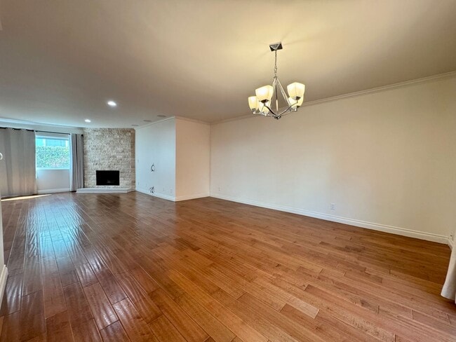 Building Photo - Modern Elegance in Prime Santa Monica