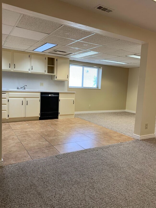 Building Photo - 2 Bedroom/1 Bathroom Duplex in Bluffdale