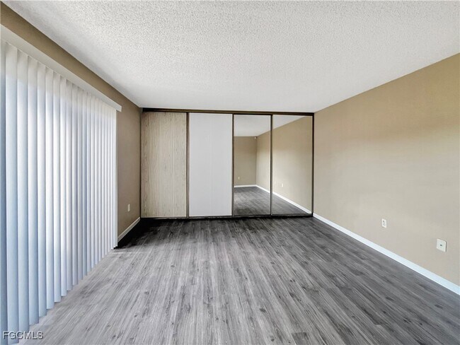 Building Photo - 5241 Cedarbend Dr