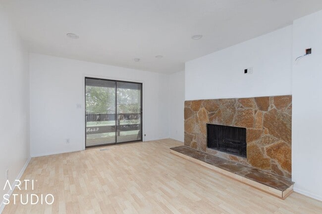 Building Photo - Fully Renovated 4-Bedroom Townhome in Prim...