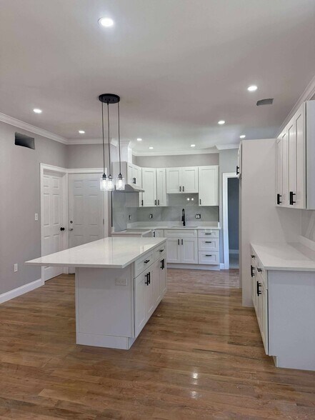 Primary Photo - 7 Woodale Ave