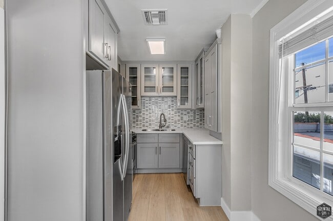 Building Photo - 8613 W Olympic Blvd