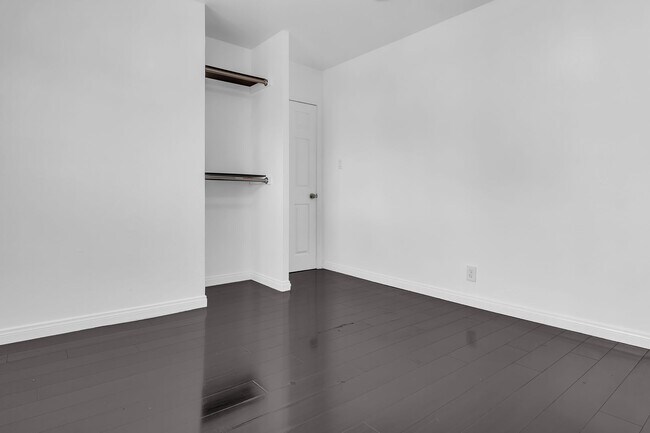 Building Photo - 915 E 91st St