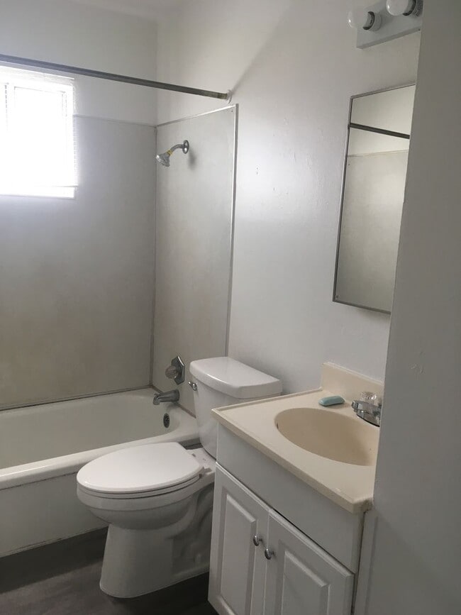 Building Photo - 2 Bedroom, 1 Bathroom Roseville Cottage for Lease.