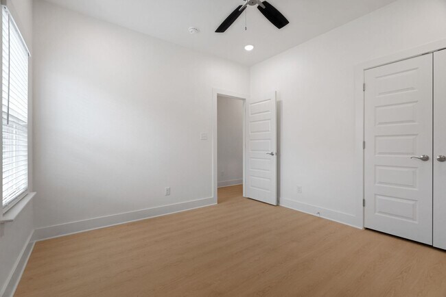 Building Photo - 2707 SW Shackleton Ave
