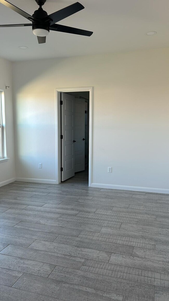 Building Photo - 8817 Swan Lk Dr
