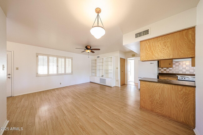 Building Photo - 2324 West Myrtle Ave