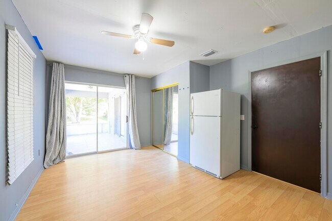 Building Photo - 280 NW Airoso Blvd