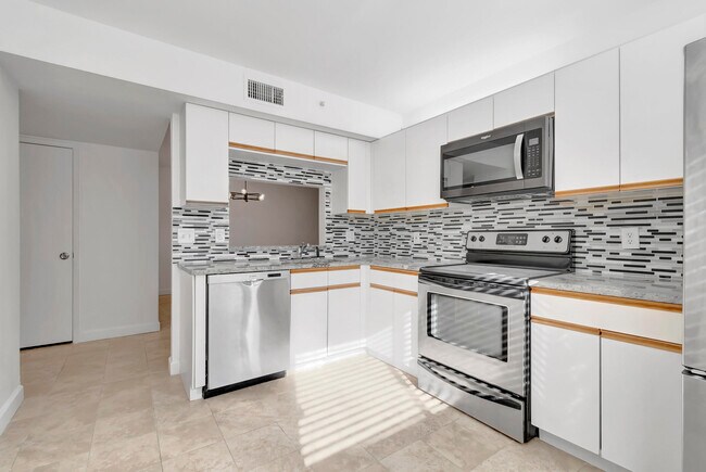 Building Photo - 15364 Lakes of Delray Blvd