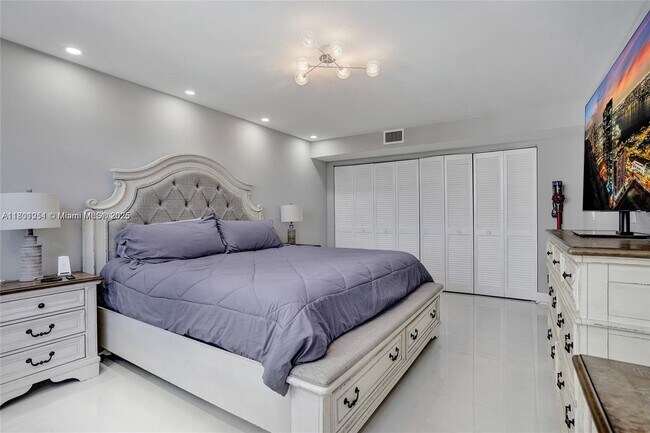 Building Photo - 2301 S Ocean Dr