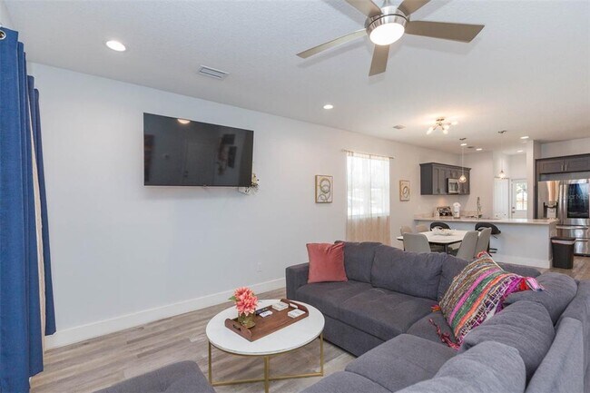 Building Photo - 2013 E Waters Ave