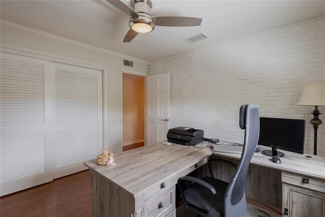 Building Photo - 615 Valle Vista Dr