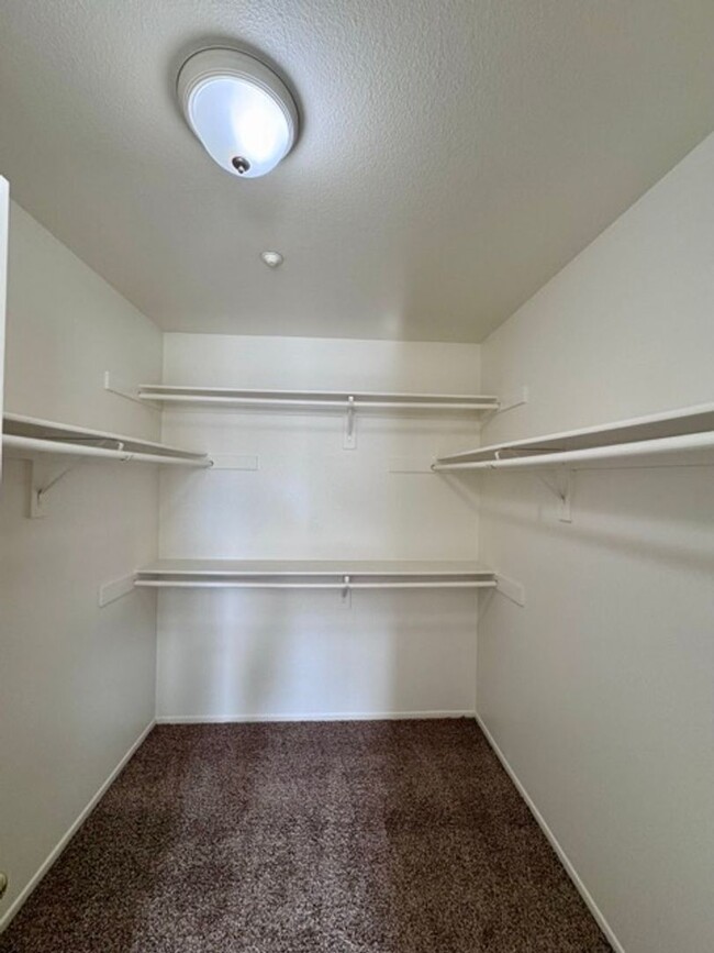 Building Photo - Spacious 3 Bedroom 2.5 Bathroom Condo in t...