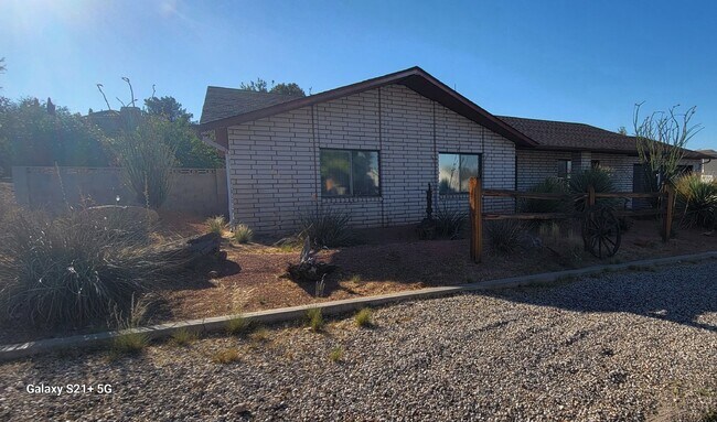 Building Photo - "Charming 3-Bed, 2-Bath Gem in St. George - Bloominton Hills  - Available March 2026