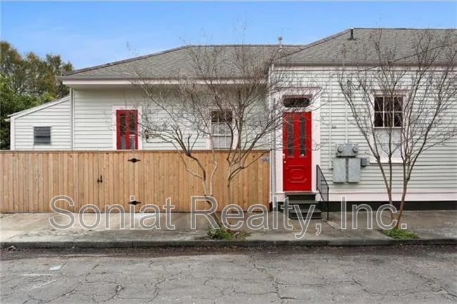 Building Photo - 2501 Burgundy St