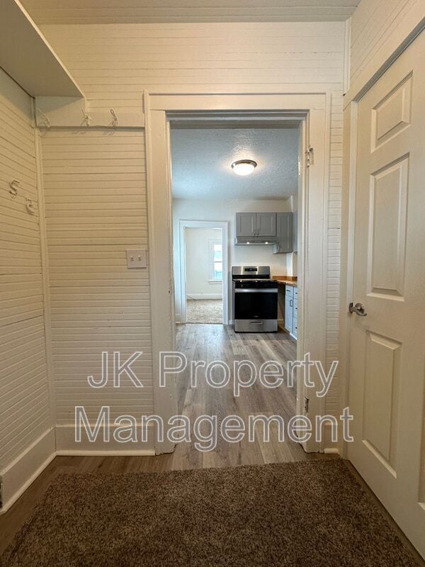 Building Photo - 615 8th Ave S