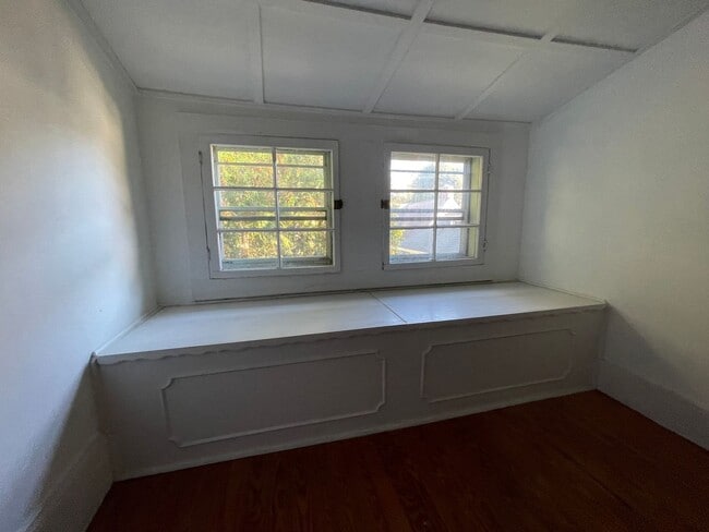 Building Photo - Charming 5-Bedroom 3.5 bath Home for Rent ...