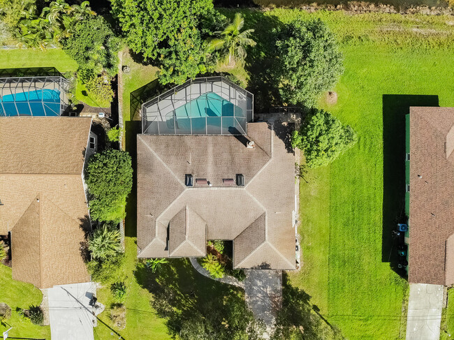 Building Photo - 409 SW Whitmore Dr