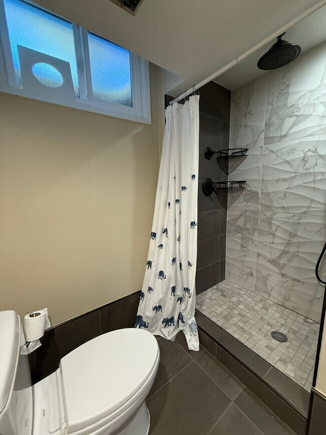 Building Photo - Entertainer’s Dream in NE Portland – Fully...