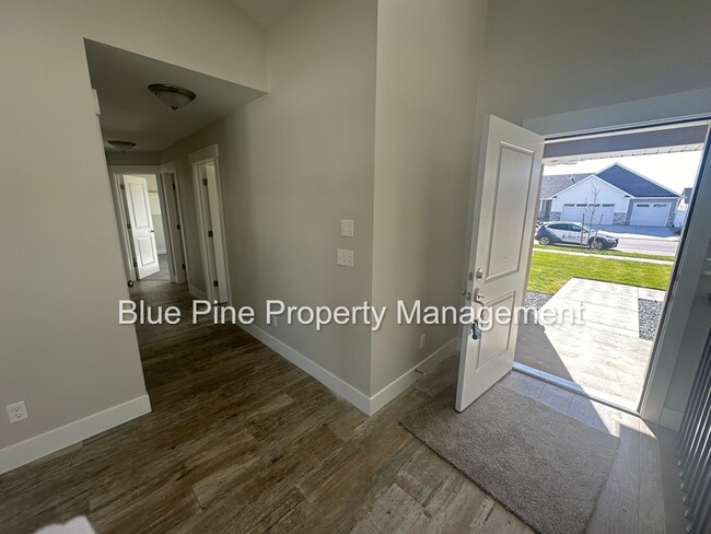 Building Photo - 176 Hideout Dr
