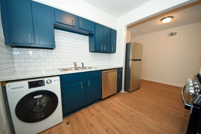 Building Photo - GORGEOUS UPDATES in this 2 bed, 1 bath dup...