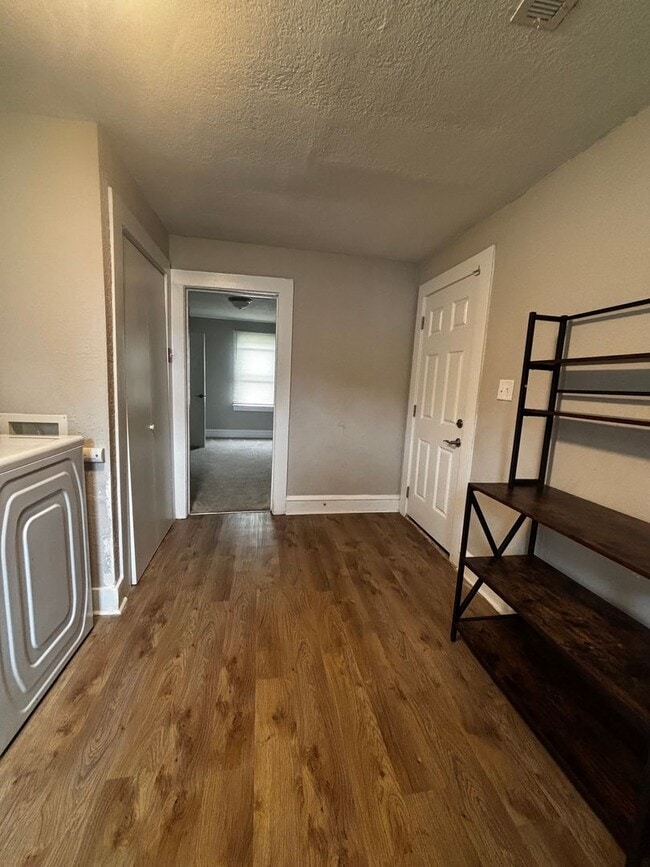 Building Photo - 2 Bedroom 1 Bathroom Single family Ranch l...