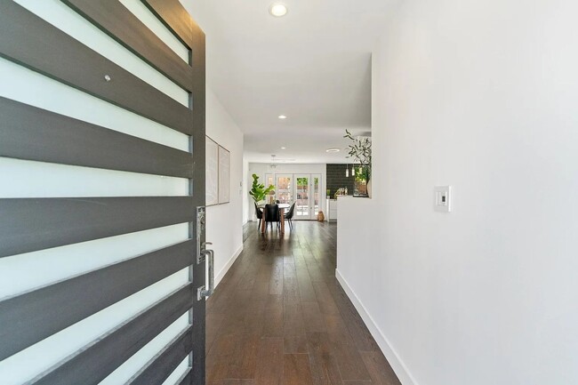 Building Photo - Modern and Spacious 4 Bed + 2.5 Bath Home