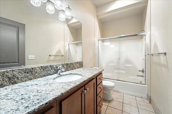 Building Photo - Versatile Townhome: Perfect for Live/Work ...