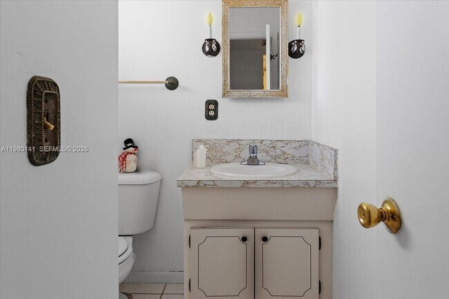 Building Photo - 2200 Park Ln