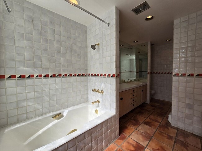 Building Photo - 570 1/2 Garcia St