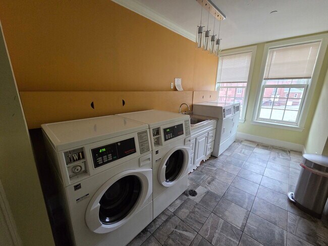 Building Photo - 286 Main St