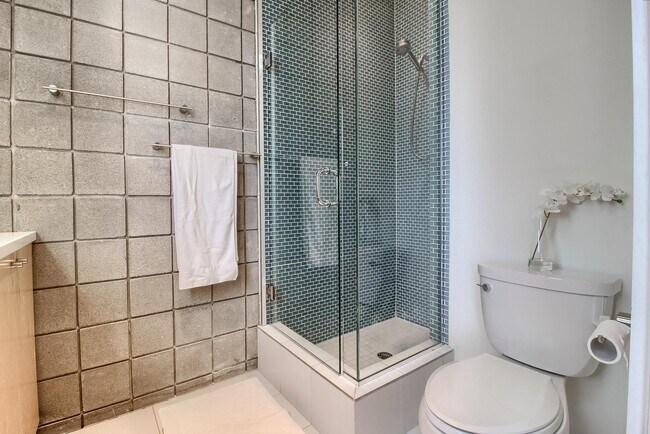 Building Photo - 502 W 55th St