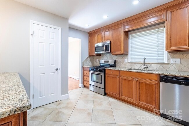Building Photo - 6618 Castlegate Dr