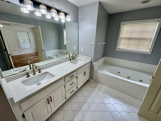 Building Photo - 362 River Point Dr