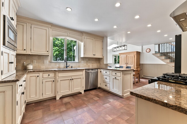 Building Photo - 106 Fieldstone Estates Rd